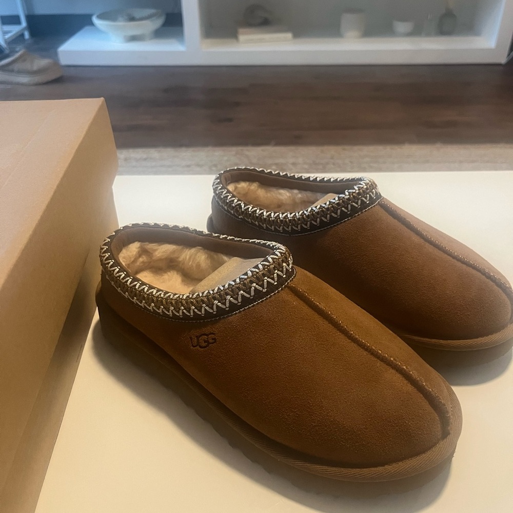 Ugg Tasman NIB Chesnut size 6